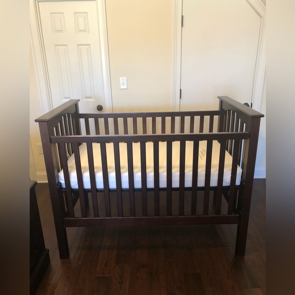POTTERY BARN KIDS / BABY KENDALL COLLECTION 4 N 1 CRIB. CONVERTS TO FULL SIZE